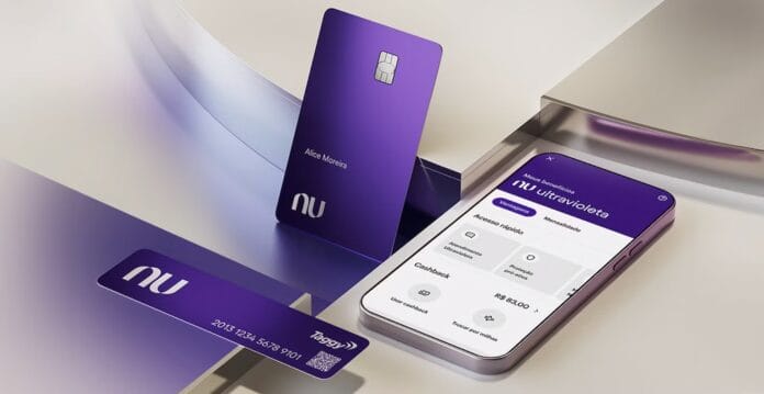 Cartão Nubank ao lado de telefone com o app do banco aberto