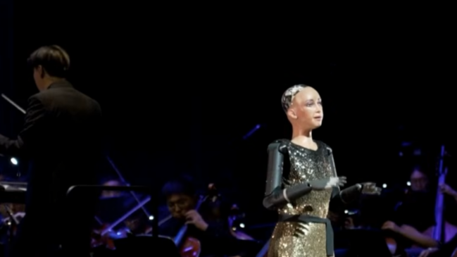 Até que algo incomum apareceu no palco (Foto: Reprodução/ Youtube)