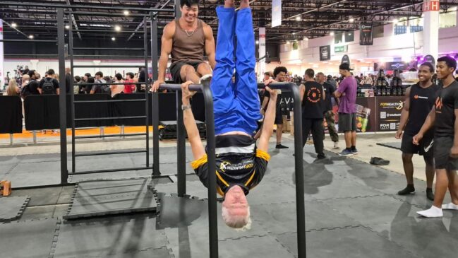 Aos 88 anos, “vovô da calistenia” virou destaque no Arnold Sports e chamou atenção de Schwarzenegger