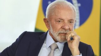 Homem de terno com um olhar apreensivo