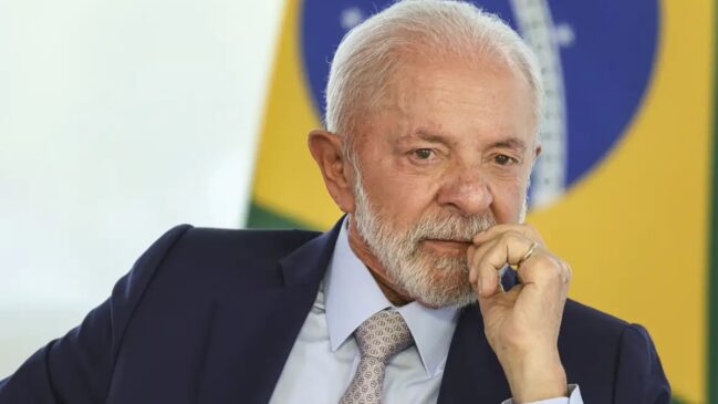 Homem de terno com um olhar apreensivo