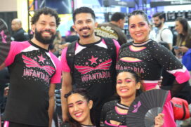 Equipe de cheerleading posando para a foto