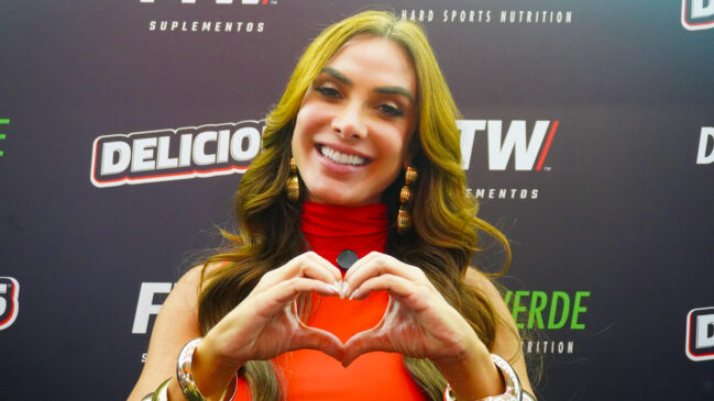A empresária Nicole Bahls posa para foto em feira fitness