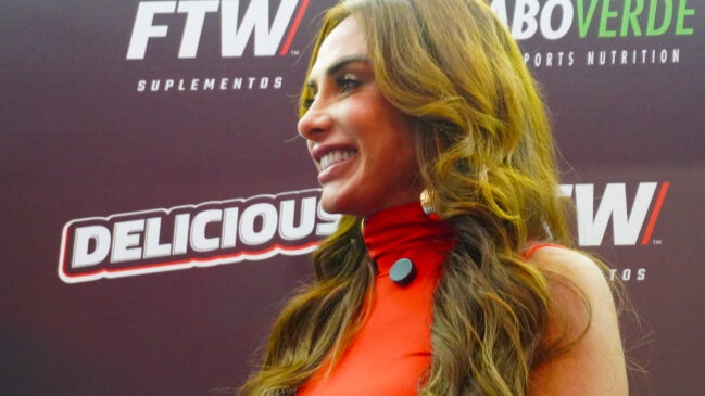 A influenciadora Nicole Bahls concede entrevista em feira fitness