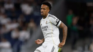 A Imagem mostra o jogador Edér MIlitão em campo pelo Real Madrid