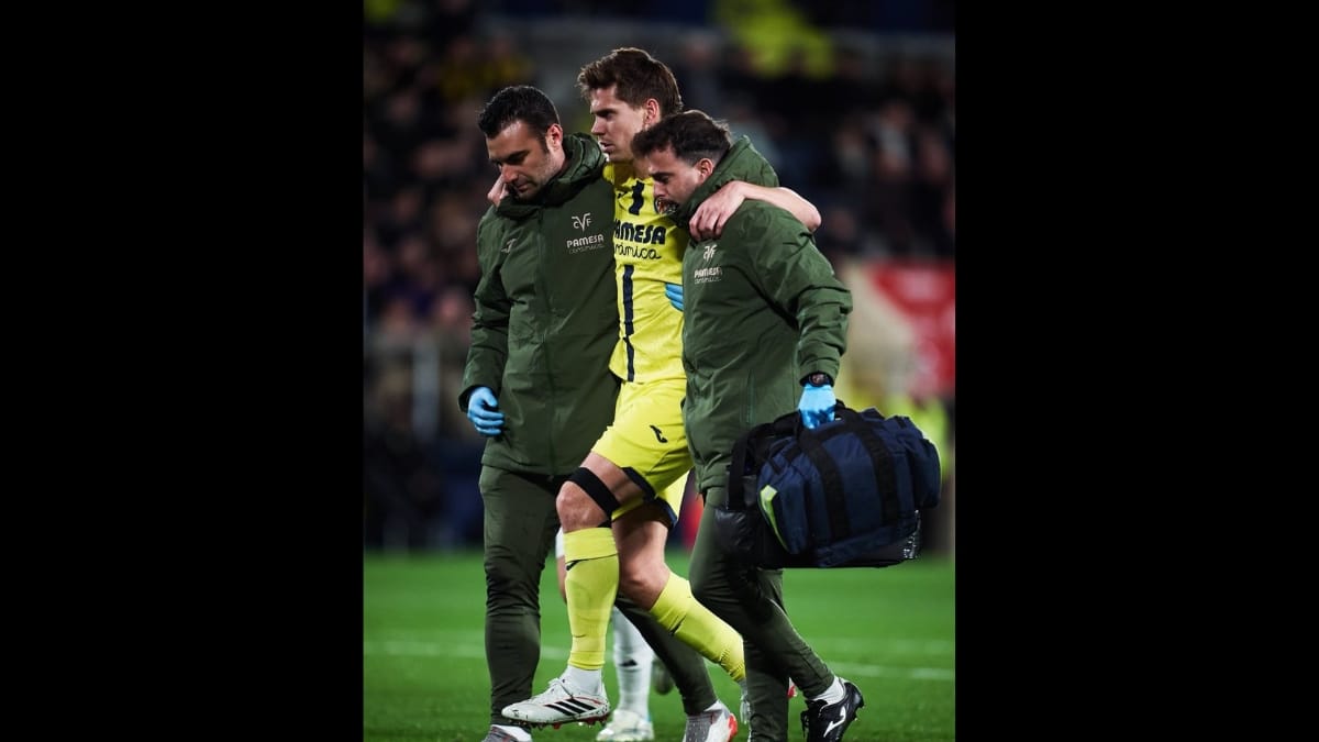 Julian Foyth saindo de campo carregado pelos médicos após lesão