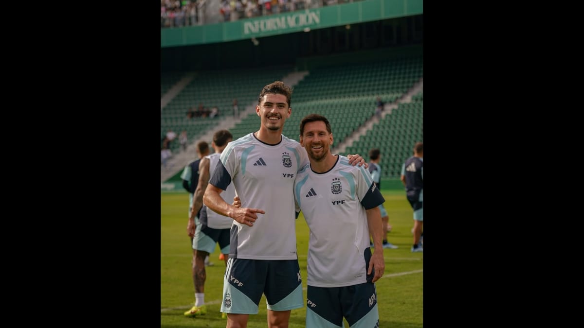 Joaquín Panichelli ao lado de Messi