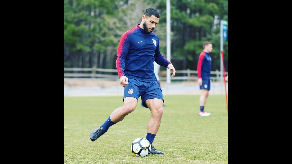 Cameron Carter-Vickers chutando bola no treino do EUA