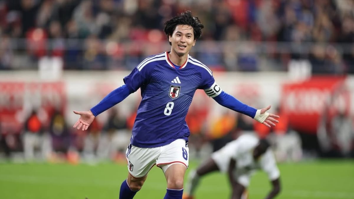 Takumi Minamino comemorando gol pelo Japão