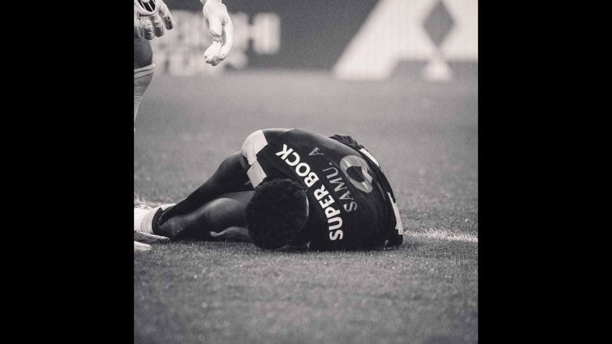 Samu deitado em campo após sofrer lesão