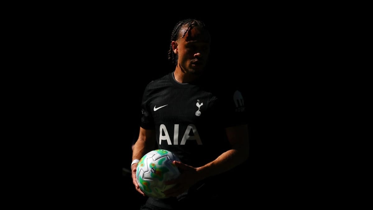 Xavi Simons com bola na mão enquanto joga pelo Tottenham