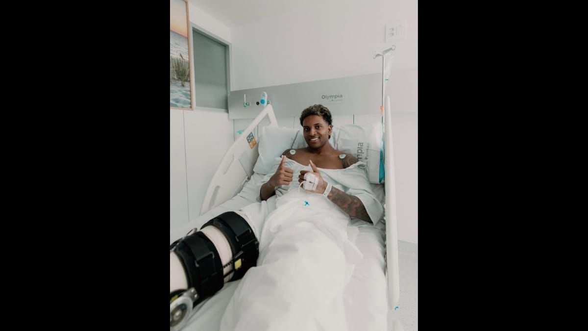 Rodrygo dando jóia após realização de cirurgia