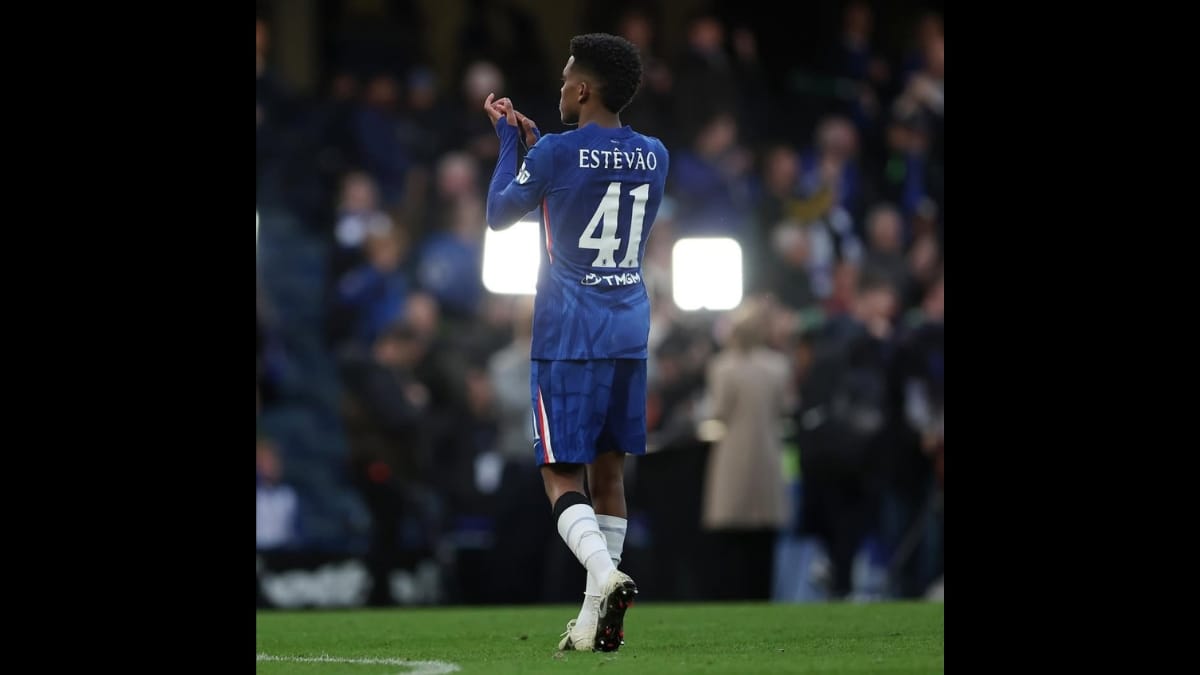 Estevão aplaudindo a torcida após jogo pelo Chelsea