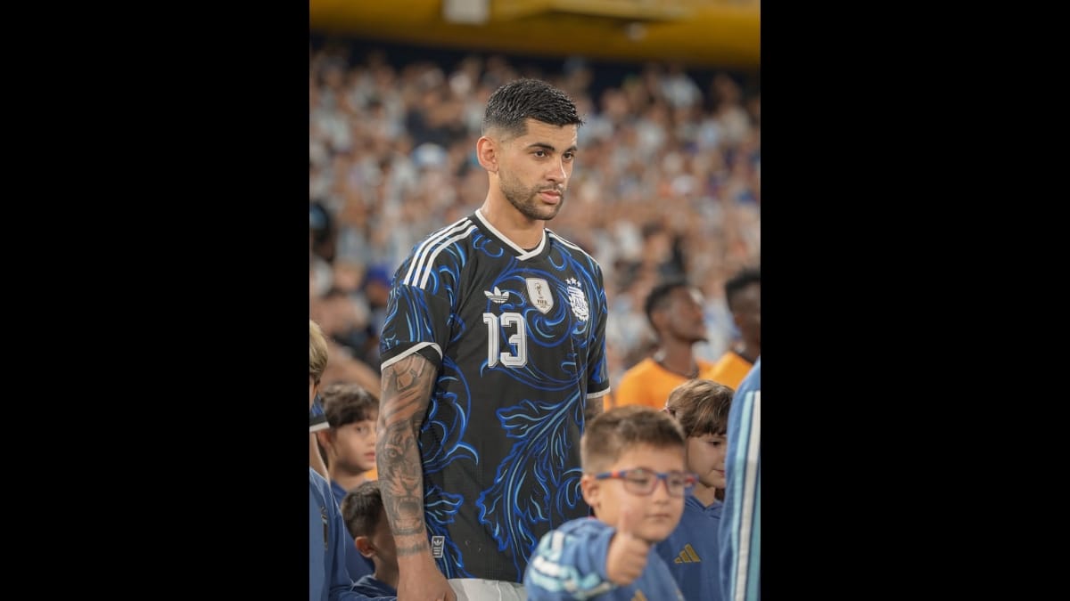 Cuti Romero entrando em campo pela Argentina