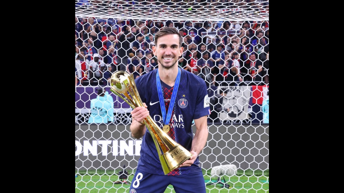 Fabián Ruiz segurando troféu do Mundial