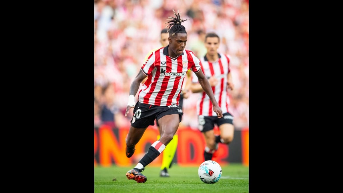 Nico Williams correndo junto a bola pelo Atletico Bilbao