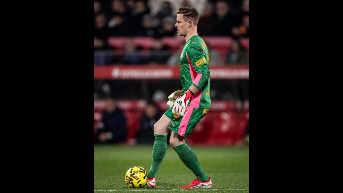 Ter Stegen chutando bola em partida pelo Girona