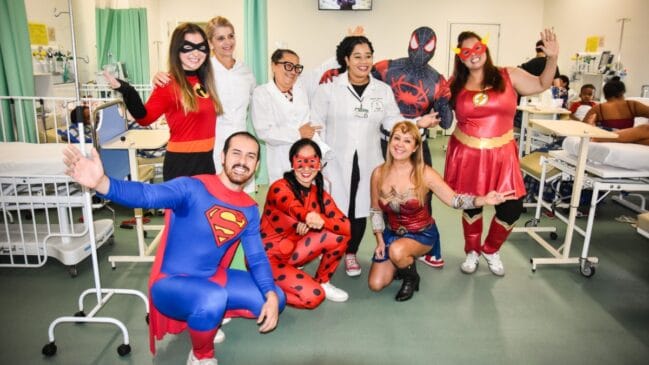Agentes de ONG fantasiados de super-heróis pousando para foto em hospital de São Vicente