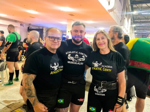 Pai, mãe e filho competindo durante o Arnold Sports 2026