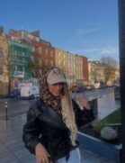 Influenciadora posando para a foto na Irlanda