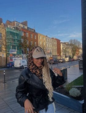 Influenciadora posando para a foto na Irlanda