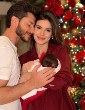 Casal exibe a filhinha