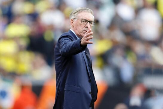 Carlo Ancelotti comandando a Seleção Brasileira a beira do campo e fazendo sinal de instrução