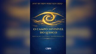 A imagem apresenta a capa do e-book intitulado "O Campo Invisível do Lúdico", de José Ricardo Barcelos Grilo. O fundo é de um azul-marinho profundo e texturizado, que serve de base para os elementos em tons de dourado brilhante. No centro da composição, destaca-se a ilustração estilizada de um olho humano, onde a pupila é representada por uma espiral e as pálpebras são formadas por linhas fluidas e luminosas que lembram feixes de energia ou ondas. Acima deste símbolo, no topo da página, consta o nome do autor em letras maiúsculas. Logo abaixo da ilustração, o título principal aparece em letras maiores e imponentes, seguido pelo subtítulo "Educação, Cultura e Transformação" em uma fonte mais delicada. Na parte inferior, centralizado, está o logotipo da Clips Editora. A imagem é exibida com um efeito de moldura desfocada nas laterais, simulando a visualização em uma tela digital, e a combinação das cores azul e dourado transmite uma sensação de profundidade e sofisticação.