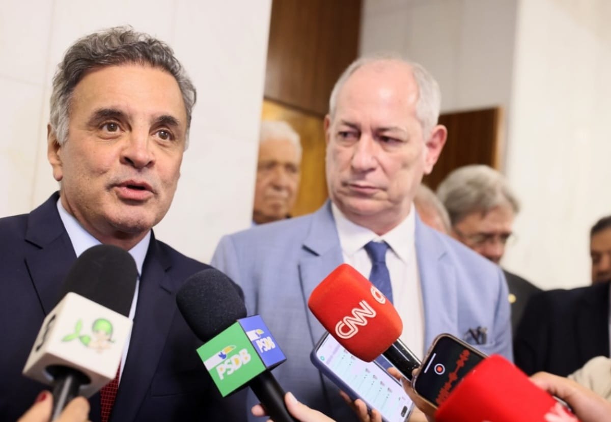 Aécios Neves dando entrevista sobre apresentação de Ciro Gomes como candidato à presidência do Brasil pelo PSDB.