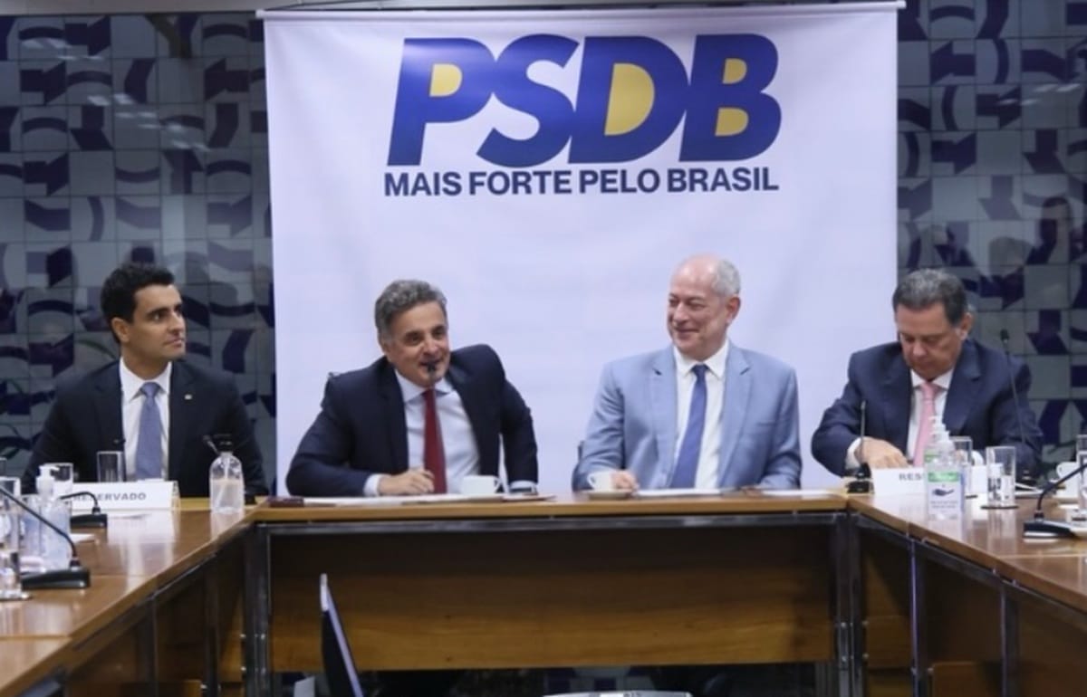 Em evento do PSBD, Aécio Neves apresenta Ciro Gomes como pré-candidato à presidência nas Eleições de 2026.