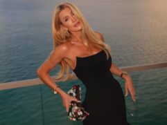 Ana Paula posando em navio