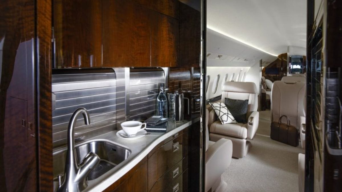 Parte da cabine e da copa da aeronave de luxo de Neymar