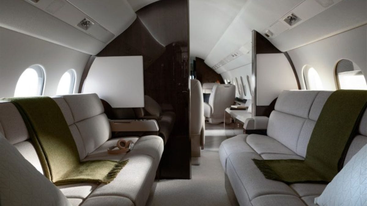 Detalhes do interior da aeronave de luxo do atacante Neymar, com poltronas espaçosas