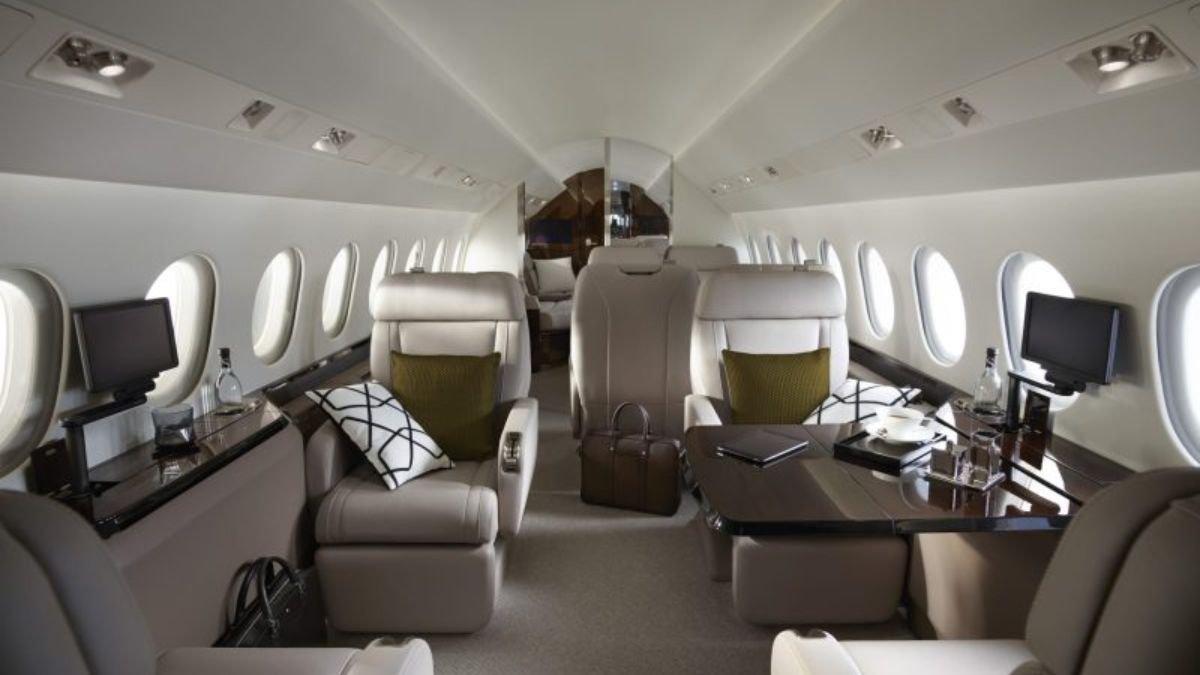 Detalhes do interior da aeronave de luxo do atacante Neymar, com poltronas espaçosas