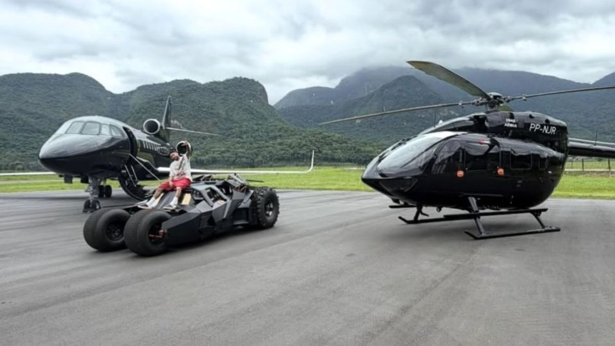Dois exemplos de aeronaves de luxo semelhantes ao jato de Neymar, estacionados em uma área de campo