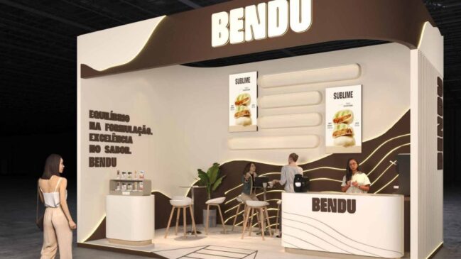 Estande da Bendu em feira, com design em tons neutros e iluminação suave, balcão de atendimento, área para degustação e visitantes interagindo com produtos e materiais promocionais.