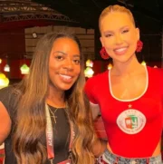Mãe do jogador Vini Jr ao lado de Virginia Fonseca durante ensaio de escola de samba