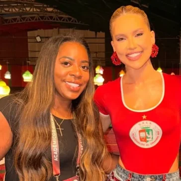 Mãe do jogador Vini Jr ao lado de Virginia Fonseca durante ensaio de escola de samba