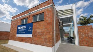 Vista do novo centro de diabetes, com paredes de tijolos e detalhes em branco.