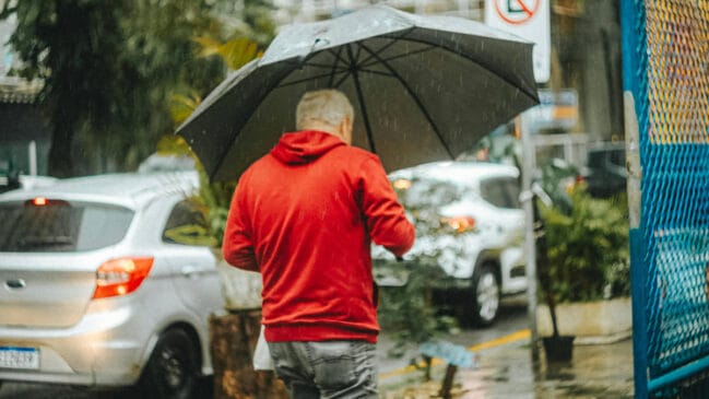 Uma sequência de duas frentes frias promete mudar completamente o tempo em São Paulo e também no litoral, trazendo "chuva de verdade"