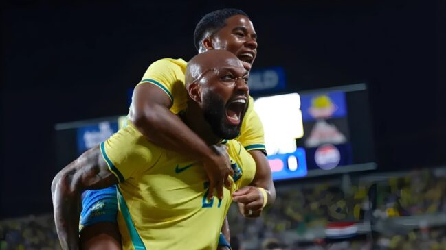 A imagem mostra a celebração entre Igor Thiago e Endrick no último jogo da Seleção brasileira