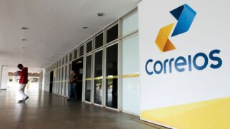 Imagem da entrada de uma unidade dos correios