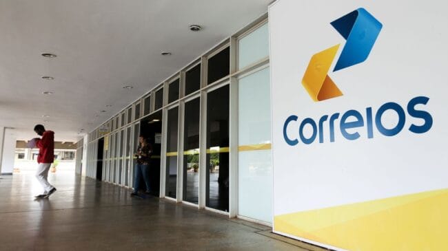 Imagem da entrada de uma unidade dos correios