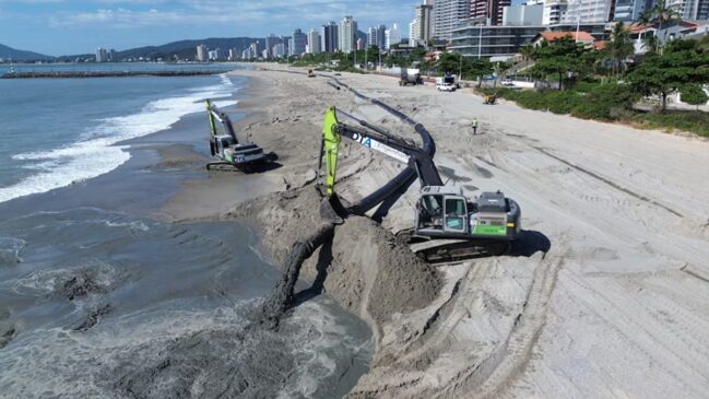 Equipamentes realizam dragagem na faixa de areia da praia de Balneário Piçarras em obras para conter avanço do nível do mar.