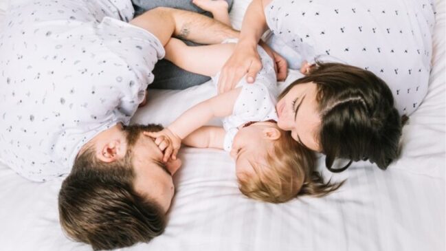 filhos dormindo com os pais
