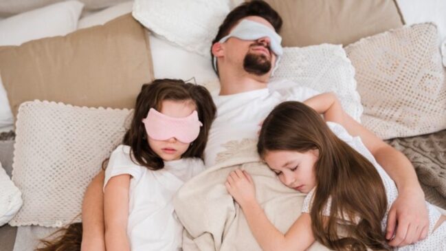 filhos dormindo com os pais