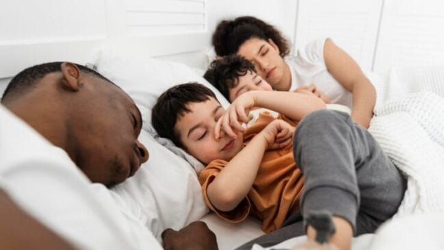 filhos dormindo com os pais