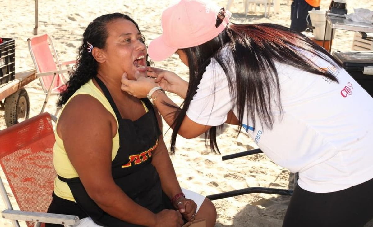 Santos leva consultório à areia e conquista o Brasil com ação contra câncer labial
