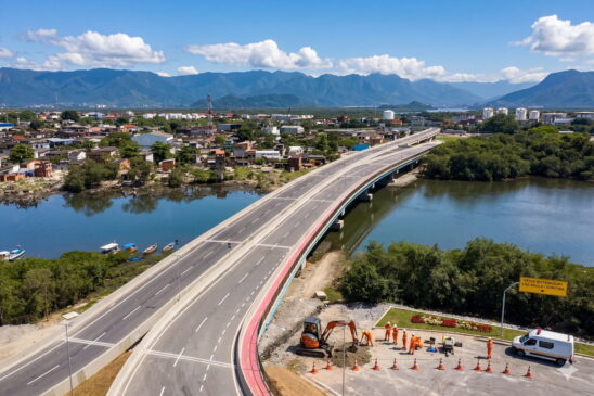 A ponte sobre o Rio São Jorge não apenas ligou bairros, mas encerrou um gargalo histórico na entrada de Santos
