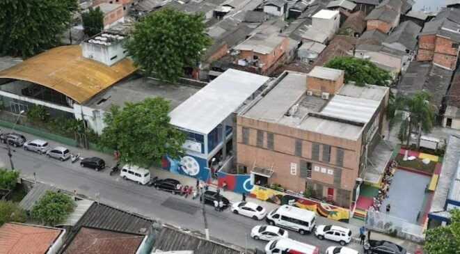 O local da festa sendo o Dique da Vila Gilda da Baixada Santista também serve para reforçar a importância e o significado do evento, pois ocorre em um dos territórios mais emblemáticos da região